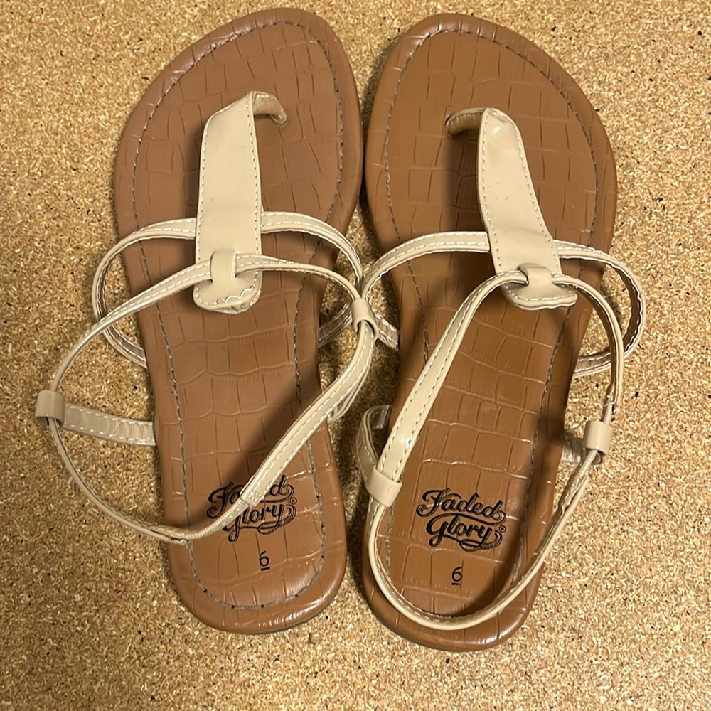 Faded Glory Women’s tan strapy slip-on sandles, sz 6